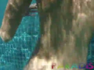 Soro kambal swim hubad at pabayaan swain magkantot sa kanila sa ilalim ng tubig
