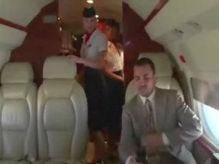 色欲の盛んな stewardesses 吸う 彼らの クライアント ハード ジョンソン 上の ザ· 平面