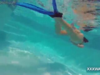Neverjetno rjavolaska spremljevalka candy swims pod vodo