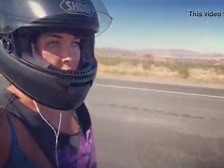Felicity feline motorcycle femme fatale jāšana aprilia uz krūšturis