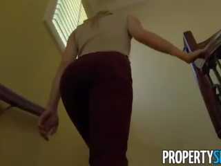 Propertysex - koket jong homebuyer eikels naar verkopen huis