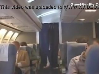 Letuška a japonské chlapíci súložiť na lietadlo