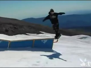 Grand badass kanak-kanak perempuan snowboarding manakala bogel