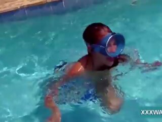 Neįtikėtinas brunetė eskortas saldainiai swims po vandeniu