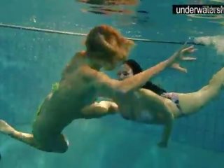 Dy sexy amatorë tregon e tyre organet larg nën ujë