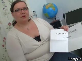 Debel učitelj zapelje študent v seks film