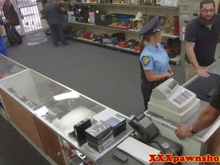 Real pawnshop e pisët video me bigass polic në uniformë