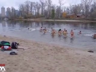 Skinnydipping 服を着た女性裸の男性 2 - 裸 ロシア カップルズ winte